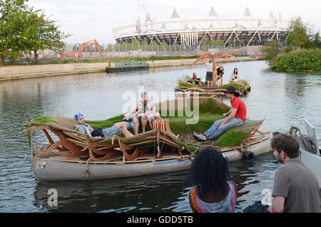 Visiteurs pluck un ruban de l'oracle dans l'espace flottant forest ride . Hackney Wick ou 'wicked' festival un événement de trois jours organisé par des artistes locaux dont les studios sont regroupés à proximité de l'Olympic Stadium site visible dans l'arrière-plan. Banque D'Images