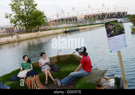 Visiteurs pluck un ruban à partir de l'Oracle sur le trajet en forêt flottante . D'Hackney Wick ou 'Wicked' Festival un événement de trois jours organisé par des artistes locaux dont les studios sont regroupés à proximité de l'Olympic Stadium Site visible dans l'arrière-plan. Banque D'Images