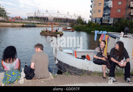 Visiteurs pluck un ruban à partir de l'Oracle sur le trajet en forêt flottante . D'Hackney Wick ou 'Wicked' Festival un événement de trois jours organisé par des artistes locaux dont les studios sont regroupés à proximité de l'Olympic Stadium Site visible dans l'arrière-plan. Banque D'Images