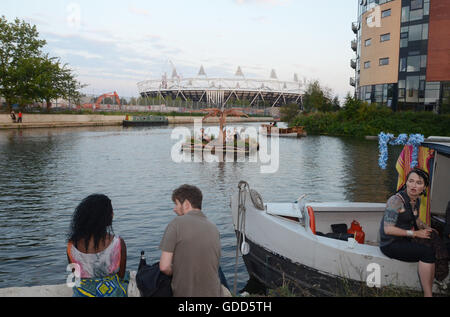 Visiteurs pluck un ruban à partir de l'Oracle sur le trajet en forêt flottante . D'Hackney Wick ou 'Wicked' Festival un événement de trois jours organisé par des artistes locaux dont les studios sont regroupés à proximité de l'Olympic Stadium Site visible dans l'arrière-plan. Banque D'Images