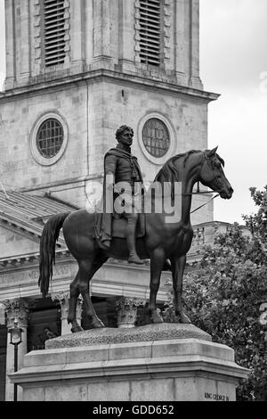 Statue du Roi George IV à cheval avec St Martin dans les champs derrière l'Église à Trafalgar Square, Londres en Juillet Banque D'Images