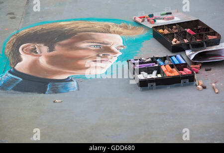 Artiste de rue, dessin à la craie à Trafalgar Square, Londres en Juillet Banque D'Images