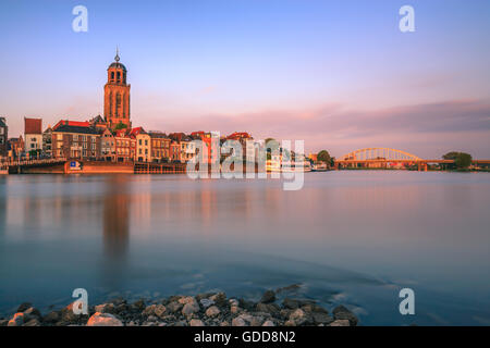 La vieille ville historique de Deventer le long de la rivière IJssel aux Pays-Bas Banque D'Images