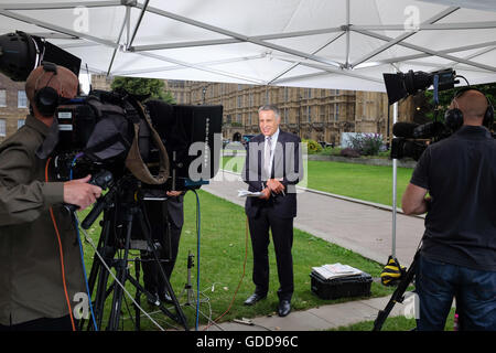 Dermot Murnaghan dépôt d'un rapport de nouvelles de l'extérieur de la Maison du Parlement à Londres, en Angleterre. Banque D'Images