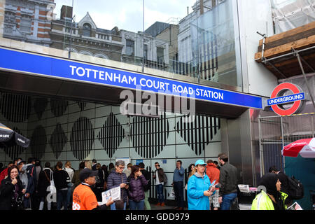 L'entrée de la station de métro Tottenham Court Road dans le centre de Londres, Angleterre. Banque D'Images