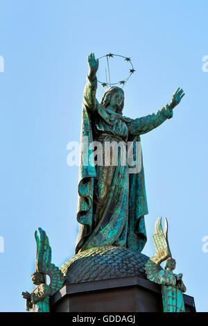 Reine Mère bénédiction Statue d'angle de la ville Blue Sky Background Le Mont Royal Montréal, Québec. Metal rouille et vert Banque D'Images