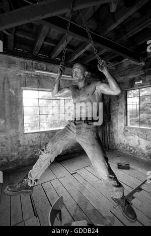 Culte du corps,concepts,hard,guy,la sueur,homme,force,les travailleurs,les muscles,menton,chaîne,pull-up Banque D'Images