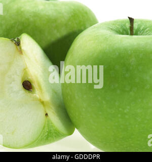 GRANNY SMITH APPLE Malus domestica AGAINST WHITE BACKGROUND Banque D'Images