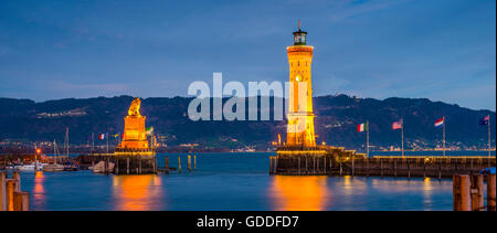 Harbour,Port,phare et lion bavarois bavarois,Lindau,Allemagne,l'Europe Banque D'Images