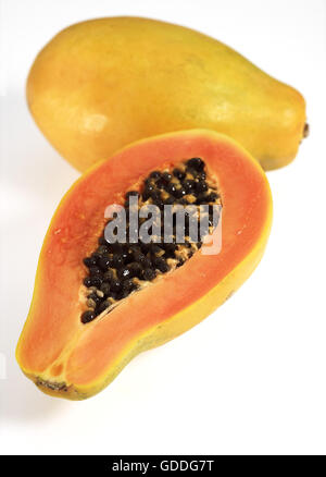 PAW PAW OU PAPAYE Carica papaya AGAINST WHITE BACKGROUND Banque D'Images