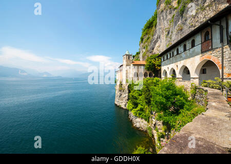 Ermitage de Santa Caterina del Sasso et le lac Majeur avec montagne dans une journée ensoleillée en Lombardie, Italie. Banque D'Images