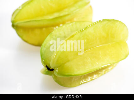 Carambole Carambole averrhoa carambola, fruits, contre fond blanc Banque D'Images