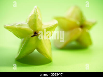 Carambole Carambole averrhoa carambola, fruits, contre un arrière-plan vert Banque D'Images