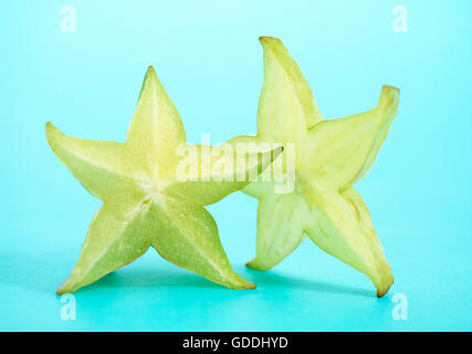 Carambole Carambole averrhoa carambola, fruits, contre fond bleu Banque D'Images