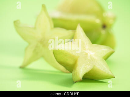 Carambole Carambole averrhoa carambola, fruits, contre un arrière-plan vert Banque D'Images