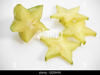 Carambole Carambole averrhoa carambola, fruits, contre fond blanc Banque D'Images