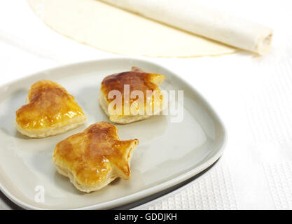 Les craquelins à base de pâte ou pâte feuilletée against White Background Banque D'Images