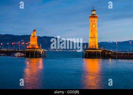 Harbour,Port,phare et lion bavarois bavarois,Lindau,Allemagne,l'Europe Banque D'Images