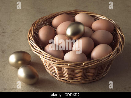 Les oeufs de poule en panier, image symbolique de l'or avec oeuf Hen Banque D'Images