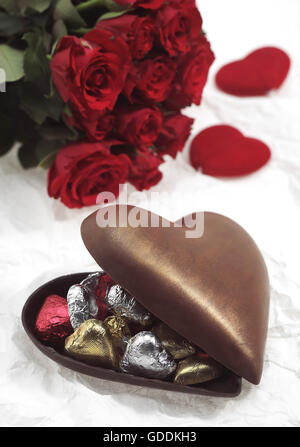 La masse de chocolat AVEC UNE ROSE ROUGE POUR LA Saint-valentin Banque D'Images