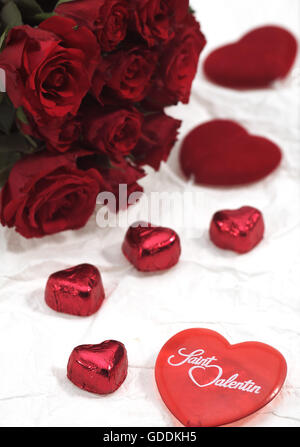 La masse de chocolat AVEC UNE ROSE ROUGE POUR LA Saint-valentin Banque D'Images