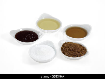 Sucre semoule fine, le sucre brun, sirop d'érable, la mélasse et le miel, le sucre contre fond blanc Banque D'Images