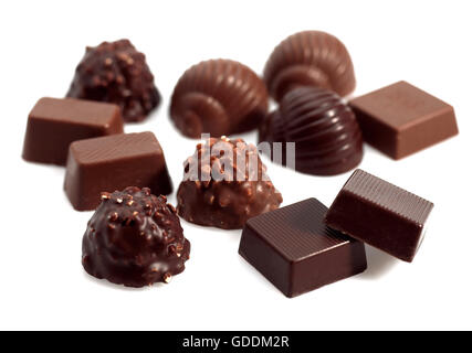 Chocolats contre fond blanc Banque D'Images