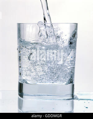 Verre de l'eau pétillante against White Background Banque D'Images