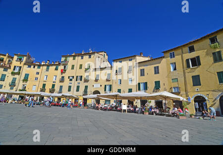 LUCCA, ITALIE - 21 SEPTEMBRE : les gens dans la salle à manger et de détente souvent filmés Piazza Amfiteatro dans Lucca, Italie Banque D'Images