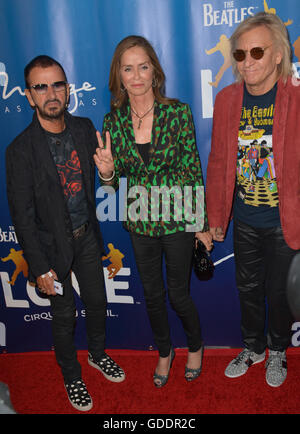 Las Vegas, Nevada, USA. 14 juillet, 2016. Musicien Ringo Starr, épouse Barbara Bach et musicien Joe Walsh assister à la célébration du 10e anniversaire de The Beatles LOVE le 14 juillet 2016 au Mirage Resort & Casino à Las Vegas, Nevada. Crédit : Marcel Thomas/ZUMA/Alamy Fil Live News Banque D'Images