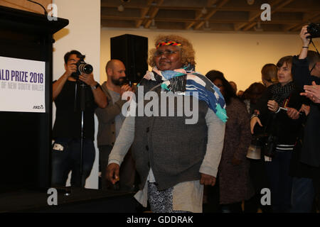 Sydney, Australie. 15 juillet 2016. Annonce des gagnants de l'Archibald ($100 000), Wynne (50 000 $) et Sulman (40 000 $) Prix 2016. Archibald Le Prix est décerné à la meilleure 'portrait de préférence un homme ou une femme distinguée dans l'art, des lettres, des sciences ou de la politique, peint par un artiste résident à l'Australasie" au cours des 12 mois précédant la date de clôture du 24 juin 2016. Art Gallery of New South Wales Art Gallery Rd, le domaine. Crédit : Richard Milnes/Alamy Live News Banque D'Images