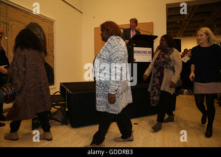 Sydney, Australie. 15 juillet 2016. Annonce des gagnants de l'Archibald ($100 000), Wynne (50 000 $) et Sulman (40 000 $) Prix 2016. Archibald Le Prix est décerné à la meilleure 'portrait de préférence un homme ou une femme distinguée dans l'art, des lettres, des sciences ou de la politique, peint par un artiste résident à l'Australasie" au cours des 12 mois précédant la date de clôture du 24 juin 2016. Art Gallery of New South Wales Art Gallery Rd, le domaine. Crédit : Richard Milnes/Alamy Live News Banque D'Images