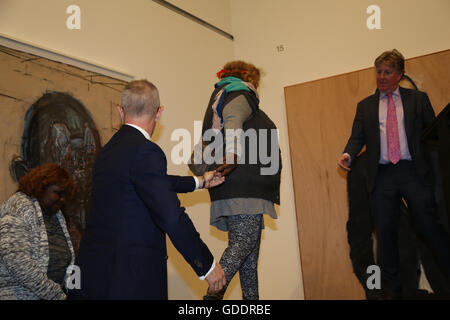 Sydney, Australie. 15 juillet 2016. Annonce des gagnants de l'Archibald ($100 000), Wynne (50 000 $) et Sulman (40 000 $) Prix 2016. Archibald Le Prix est décerné à la meilleure 'portrait de préférence un homme ou une femme distinguée dans l'art, des lettres, des sciences ou de la politique, peint par un artiste résident à l'Australasie" au cours des 12 mois précédant la date de clôture du 24 juin 2016. Art Gallery of New South Wales Art Gallery Rd, le domaine. Crédit : Richard Milnes/Alamy Live News Banque D'Images