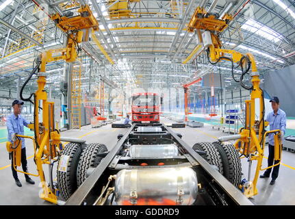 Xiamen, Chine, province de Hebei. Le 11 mai, 2016. Les travailleurs sont occupés à une ligne d'assemblage de camions de l'Aviation Industry Corporation de Chine à Xiamen, Chine du nord, dans la province du Hebei, le 11 mai 2016. La Chine élargie du produit intérieur brut de 6,7  % sur un an au deuxième trimestre de 2016, stable par rapport au premier trimestre, le Bureau National des Statistiques a dit vendredi. © Zhu Xudong/Xinhua/Alamy Live News Banque D'Images