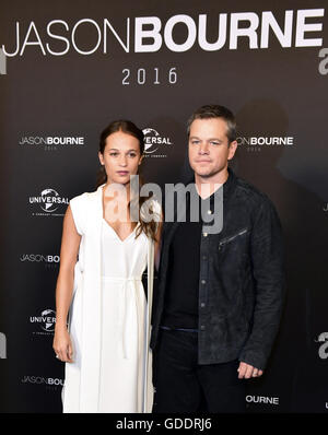 Berlin, Allemagne. 14 juillet, 2016. Acteurs Alicia Vikander (L) et Matt Damon arriver pour un examen préalable de leur prochain film 'Jason Bourne' au Cinéma Alhambra à Berlin, Allemagne, 14 juillet 2016. Photo : JENS KALAENE/dpa/Alamy Live News Banque D'Images