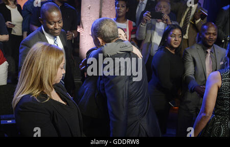 Washington DC, USA. 14 juillet, 2016. Le président des États-Unis Barack Obama greats réduite après avoir parlé à un hôtel de ville organisé par ABC pour s'engager directement avec des agents, des parents, des élèves, des dirigeants communautaires et des familles sur la confiance et la sécurité dans les communautés au Studio Theatre, le 14 juillet 2016 à Washington, DC. Credit : ZUMA Press, Inc./Alamy Live News Banque D'Images