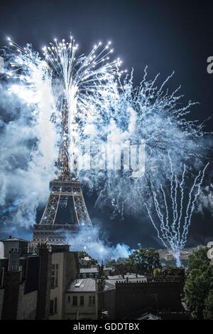 Paris, France. 15 juillet, 2016. La France célèbre sa fête nationale avec feu d'artifice impressionnant jeté autour de la Tour Eiffel. Credit : Aurélien Foucault/ZUMA/Alamy Fil Live News Banque D'Images