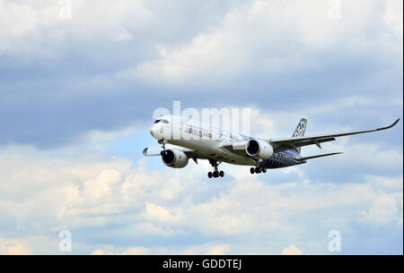 Farnborough, Hampshire, Royaume-Uni. 14 juillet, 2016. Jour 4 du Farnborough International Airshow. L'Airbus A350 XWB après atterrissage c'est flying Crédit : démonstration Wendy Johnson/Alamy Live News Banque D'Images