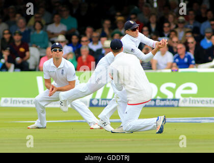 Londres, Royaume-Uni. 15 juillet, 2016. Le premier test-match de cricket Investec. L'Angleterre et le Pakistan. Joe l'Angleterre captures racine Pakistan&# x2019;s Mohammad Amir à glisser, joué par Stuart large. Le Pakistan pour 339 : Action Crédit Plus Sport Images/Alamy Live News Banque D'Images