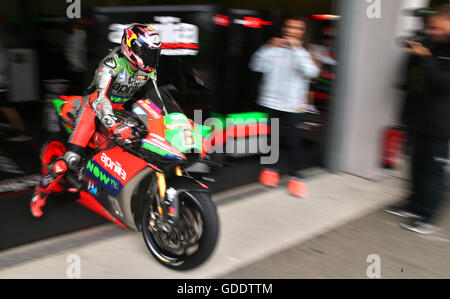 Hohenstein-Ernstthal, Allemagne. 15 juillet, 2016. L'allemand Stefan Bradl racer moto MotoGP de Aprilia Racing team Gresini quitte la fosse lors de la première séance de Grand Prix d'Allemagne au Sachsenring circuit de course à Hohenstein-Ernstthal, Allemagne, 15 juillet 2016. PHoto : JAN WOITAS/dpa/Alamy Live News Banque D'Images