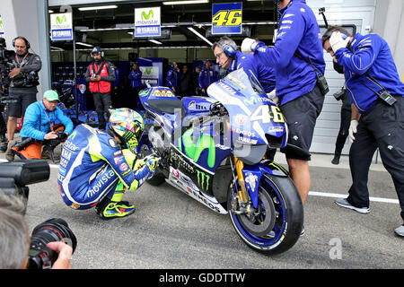 Hohenstein-Ernstthal, Allemagne. 15 juillet, 2016. Le coureur de moto MotoGP italien Valentino Rossi de l'équipe Movistar Yamaha MotoGP monte sa moto lors de la première séance pour le Grand Prix d'Allemagne au Sachsenring circuit de course à Hohenstein-Ernstthal, Allemagne, 15 juillet 2016. Photo : JAN WOITAS/dpa/Alamy Live News Banque D'Images