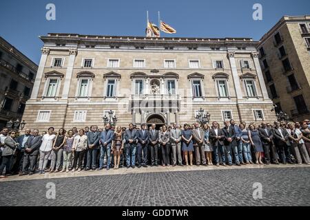 Barcelone, Catalogne, Espagne. 15 juillet, 2016. Le président catalan, CARLES PUIGDEMONT, EDOUARD BESLAY, Consul Général de France à Barcelone, et la maire de Barcelone, ADA COLAU se rassembler devant de la Generalitat pour une minute de silence pour les victimes de crise Nice Crédit : Matthias Rickenbach/ZUMA/Alamy Fil Live News Banque D'Images