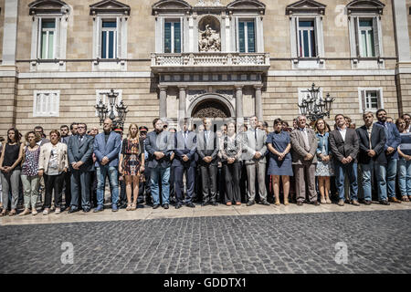 Barcelone, Catalogne, Espagne. 15 juillet, 2016. Le président catalan, CARLES PUIGDEMONT, EDOUARD BESLAY, Consul Général de France à Barcelone, et la maire de Barcelone, ADA COLAU se rassembler devant de la Generalitat pour une minute de silence pour les victimes de crise Nice Crédit : Matthias Rickenbach/ZUMA/Alamy Fil Live News Banque D'Images