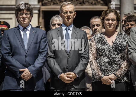 Barcelone, Catalogne, Espagne. 15 juillet, 2016. Le président catalan, CARLES PUIGDEMONT (L), EDOUARD BESLAY (C), Consul Général de France à Barcelone, et la maire de Barcelone, ADA COLAU (R) se rassembler devant de la Generalitat pour une minute de silence pour les victimes de crise Nice Crédit : Matthias Rickenbach/ZUMA/Alamy Fil Live News Banque D'Images