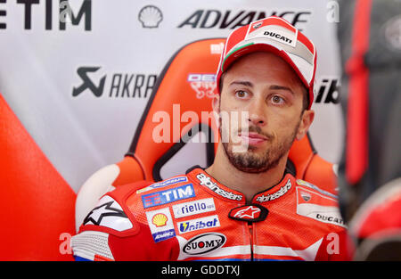 Hohenstein-Ernstthal, Allemagne. 15 juillet, 2016. L'Italien Andrea Iannone racer moto MotoGP du team Ducati vu dans la fosse pendant les premiers essais libres du Grand Prix d'Allemagne au Sachsenring circuit de course à Hohenstein-Ernstthal, Allemagne, 15 juillet 2016. Photo : JAN WOITAS/dpa/Alamy Live News Banque D'Images