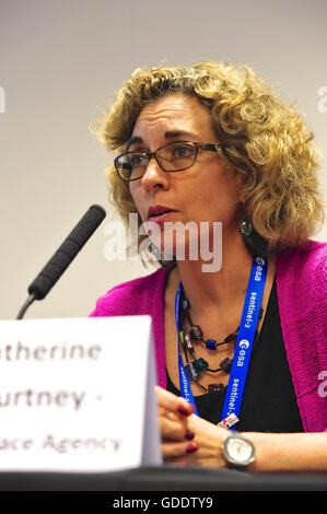 Farnborough, Hampshire, Royaume-Uni. 15 juillet, 2016. Katherine Courtney (Directeur de l'Agence spatiale du Royaume-Uni) lors d'une conférence de presse au salon Farnborough International Airshow (FIA) qui a eu lieu aujourd'hui à Farnborough, UK FIA est un vitrine pour le secteur des technologies de l'aviation et de l'espace. Au Royaume-Uni, le secteur de la technologie de l'espace vaut environ £11.3bn. Le spectacle se déroule jusqu'au 17 juillet. Crédit : Michael Preston/Alamy Live News Banque D'Images