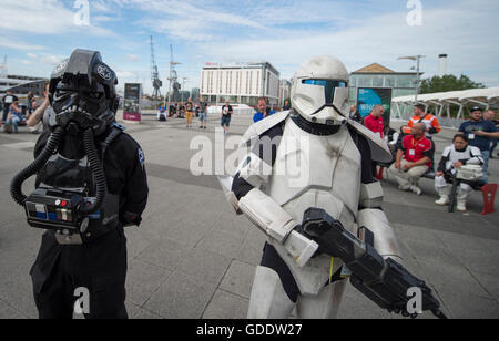 ExCel London, UK. 15 juillet 2016. Star Wars Celebration Europe 2016 s'ouvre à Excel, allant du 15 au 17 juillet et attirant des milliers de fans pour des événements live, des projections et des expositions. Credit : Malcolm Park editorial/Alamy Live News. Banque D'Images