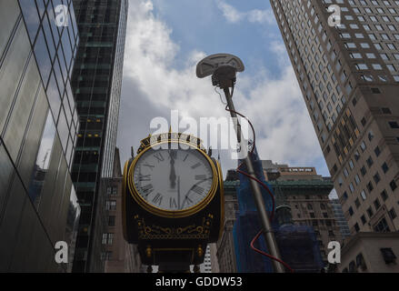 New York, NY, USA. 14 juillet, 2016. La Trump Tower clock hits midi extérieur Trump Tower sur la Cinquième Avenue, jeudi 14 juillet 2016 à New York. © Bryan Smith/ZUMA/Alamy Fil Live News Banque D'Images