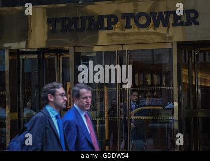 New York, NY, USA. 14 juillet, 2016. Un garde de sécurité s'ouvre à partir de la Trump Tower sur la Cinquième Avenue, jeudi 14 juillet 2016 à New York. © Bryan Smith/ZUMA/Alamy Fil Live News Banque D'Images