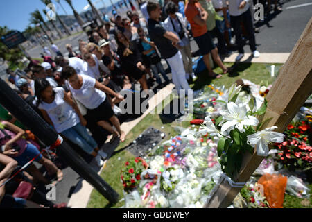 Nice, France. 15 juillet, 2016. Tributs floraux pour les victimes se trouvent près de la scène à Nice, France, le 15 juillet 2016 où un camion conduit jusqu'à une foule pendant les célébrations de la fête nationale que les gens réagissent à proximité. Au moins 80 personnes sont mortes et plusieurs ont été blessés dans une attaque terroriste. Dpa : Crédit photo alliance/Alamy Live News Banque D'Images